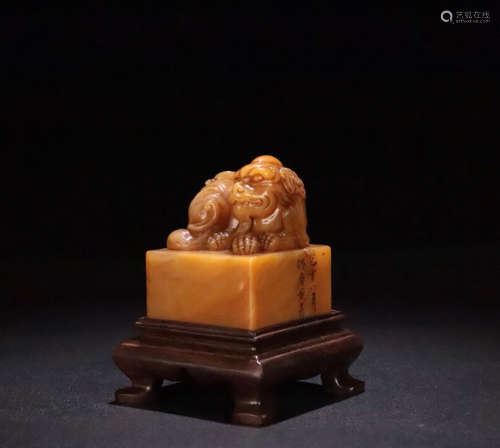 18-19TH CENTURY, AN AUSPICIOUS ANIMAL DESIGN FIELD YELLOW STONE SEAL, LATE QING DYNASTY