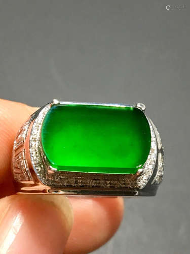 A SADDLE DESIGN ZHENGYANG GREEN ICE JADEITE RING