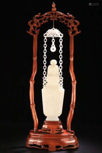 17-19TH CENTURY, A FLORAL PATTERN HETIAN JADE DOUBLE-EAR HANGING BOTTLE, QING DYNASTY
