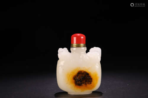 18-19TH CENTURY, A CHARACTER DESIGN HETIAN JADE SNUFF BOTTLE, LATE QING DYNASTY