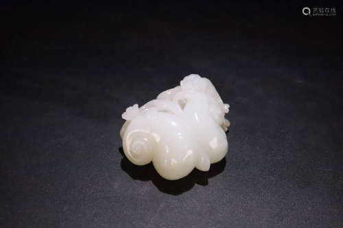 17-19TH CENTURY, A BUTTERFLY AND FLORAL DESIGN HETIAN JADE HAND PIECE, QING DYNASTY