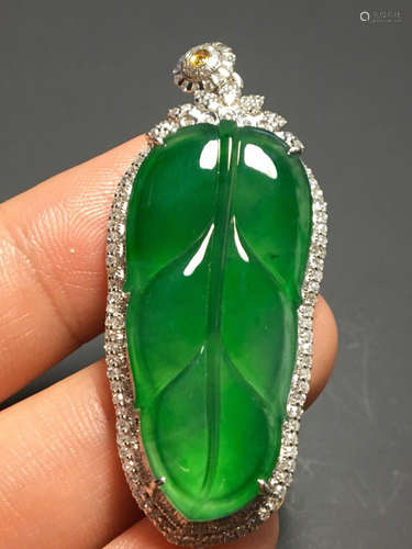 A LEAF DESIGN ZHENGYANG GREEN ICE JADEITE PENDANT