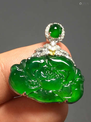 A PEONY DESIGN ZHENGYANG GREEN ICE JADEITE PENDANT