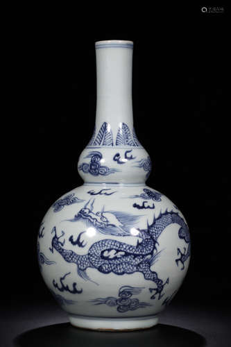 14-16TH CENTURY, A CALABASH DESIGN LONG NECK PORCELAIN VASE, MING DYNASTY