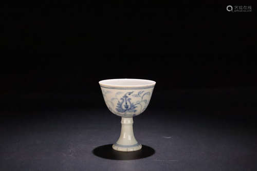 14-16TH CENTURY, A FLORAL PATTERN PORCELAIN WINE CUP, MING DYNASTY