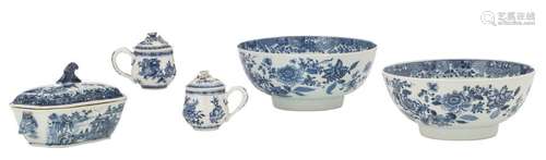 A lot of various Chinese blue and white porcelain ...;