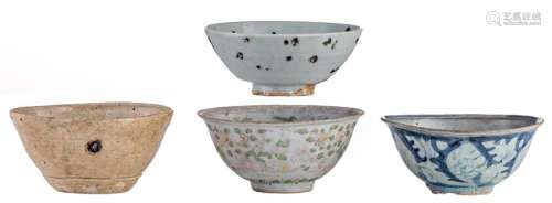 A lot of four Chinese porcelain and stoneware bowl...;
