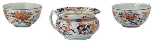A lot of a Chinese Imari chamber pot and two bowls...;