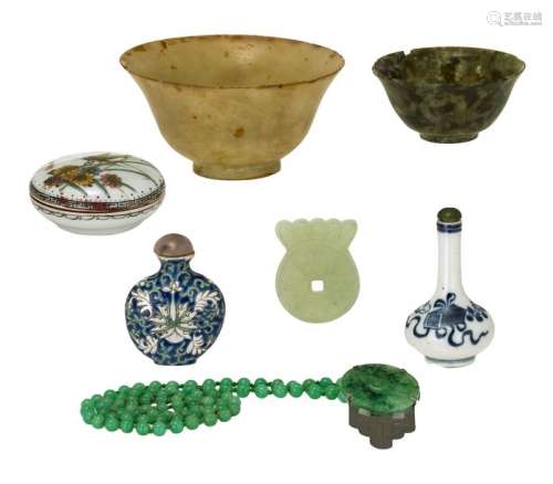 A lot of various Chinese items, i.E. A green jade ...;