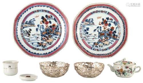 A lot of two Chinese porcelain dishes, one teapot ...;