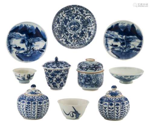 A lot of various Chinese blue and white porcelain ...;
