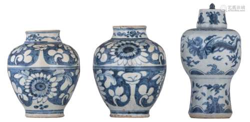 A lot of two Chinese blue and white porcelain jarl...;