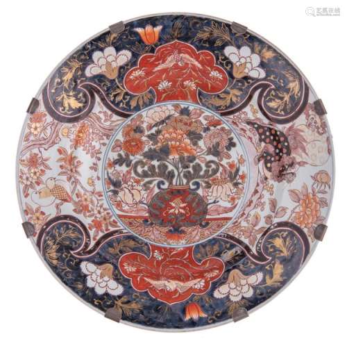 A large Imari Edo period plate, central decorated ...;
