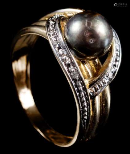An 18ct gold ring set with a black Tahiti pearl an…