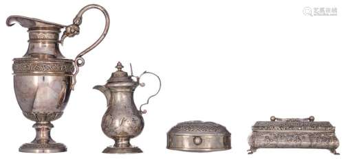 A lot of various silver items consisting of: a rel…