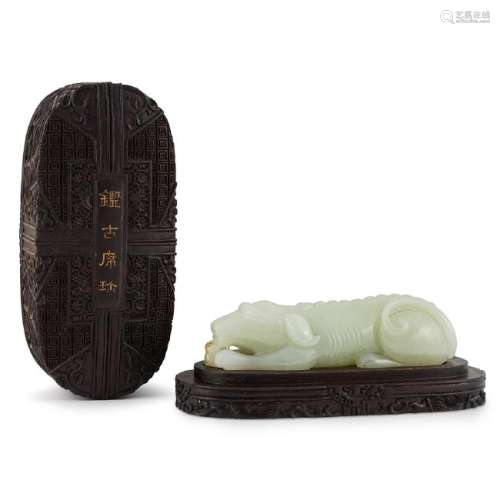 JADE DOG IN ZITAN LIDDED BOX AND STAND