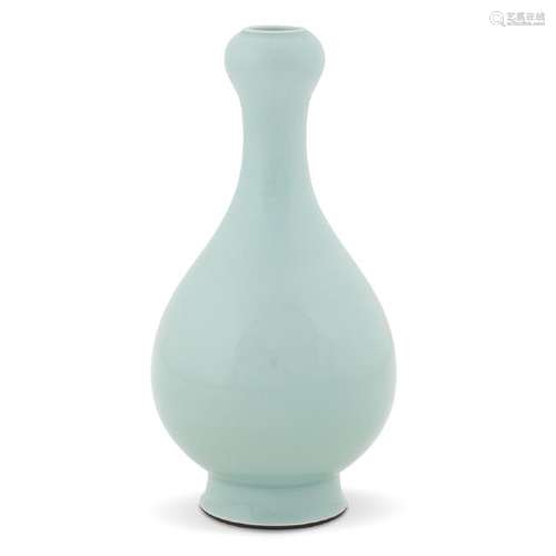 QIANLONG DOUQING GLAZED GARLIC BOTTLE VASE