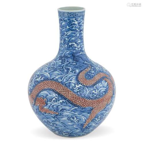 18TH C QIANLONG BLUE & RED DRAGON REWARD VASE