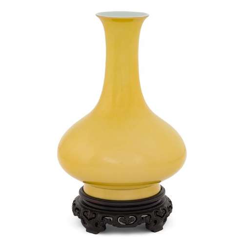 QING YELLOW MONOCHROME REWARD VASE ON STAND