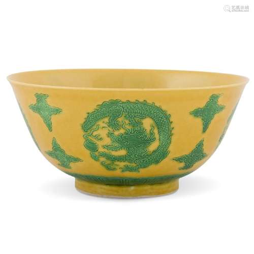 17/18TH C KANGXI SANCAI MEDALLION BOWL