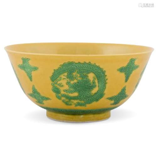 17/18TH C KANGXI SANCAI MEDALLION BOWL