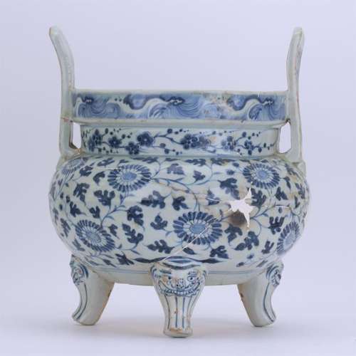 CHINESE PORCELAIN BLUE AND WHITE FLOWER TRIPLE FEET