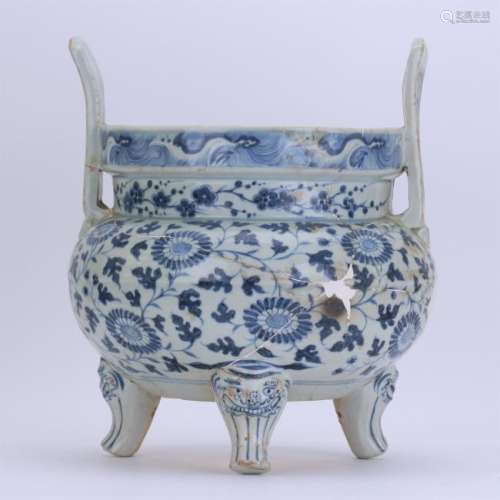 CHINESE PORCELAIN BLUE AND WHITE FLOWER TRIPLE FEET