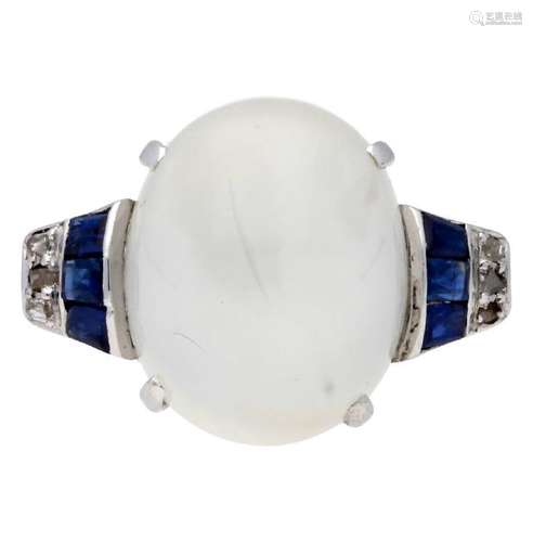 Art DÃ©co style ring with moonstone, sapphires and