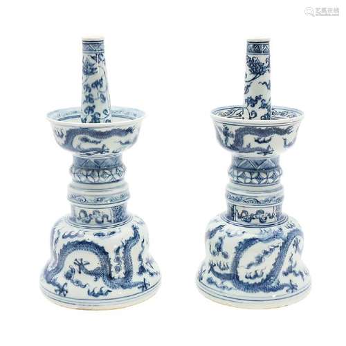 Pair of Chinese candlesticks in Ming-style porcelain,