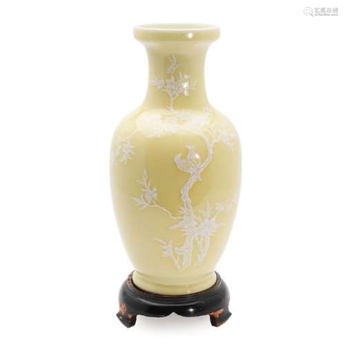 Chinese vase in yellow porcelain, early 20th Century.