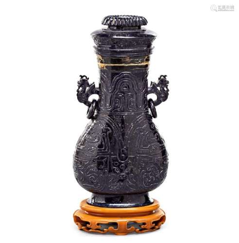 Chinese vase in carved lapis lazuli, first half of the