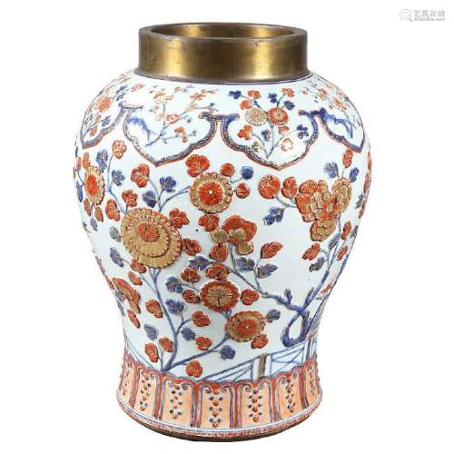 Large Chinese vase in Imari porcelain with relief