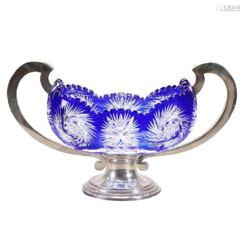 Centrepiece in crystal doubled in blue and carved with