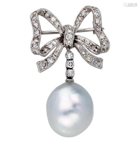 Brooch with diamonds and pearl, first half of the 20th