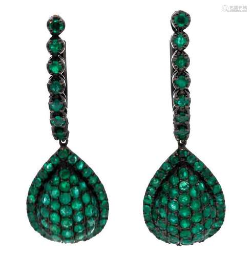 Emeralds pendant earrings.