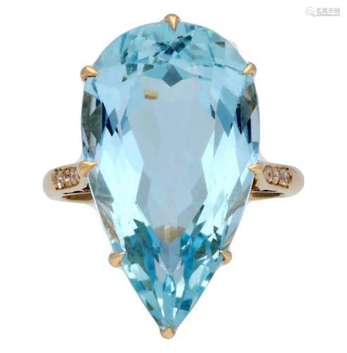 Ring with aquamarine.