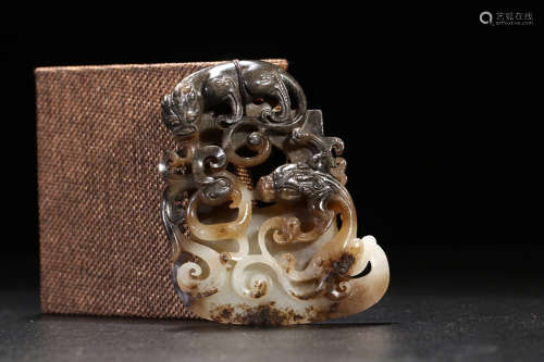 17-19TH CENTURY, A DRAGON DESIGN HETIAN JADE PENDANT, QING DYNASTY