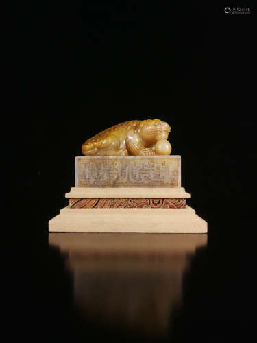 17-19TH CENTURY, A LION DESIGN FIELD YELLOW STONE SEAL, QING DYNASTY