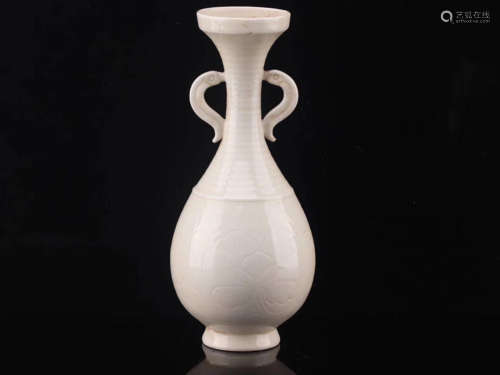 AN OLD DING KILN PORCELAIN DOUBLE-EAR VASE