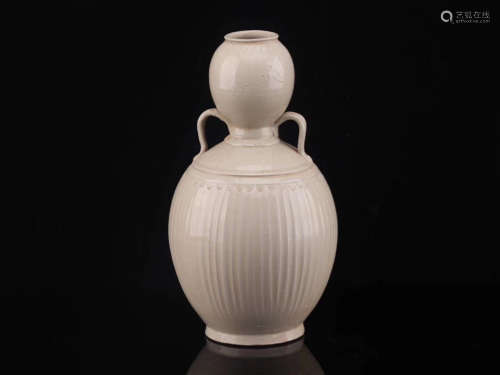 9-11TH CENTURY, A DING KILN DOUBLE-EAR PORCELAIN BOTTLE, NORTHERN SONG DYNASTY