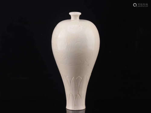9-11TH CENTURY, AN OLD DING KILN PORCELAIN PULM VASE, NORTHERN SONG DYNASTY