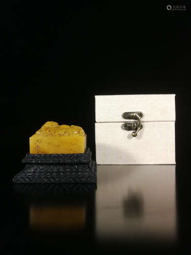 17-19TH CENTURY, A DRAGON DESIGN FIELD YELLOW STONE SEAL, QING DYNASTY