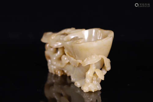 18-19TH CENTURY, A FLORAL DESIGN OLD HETIAN JADE BRUSH WASHER, LATE QING DYNASTY