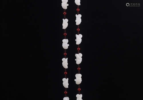 AN OLD HETIAN JADE NECKLACE