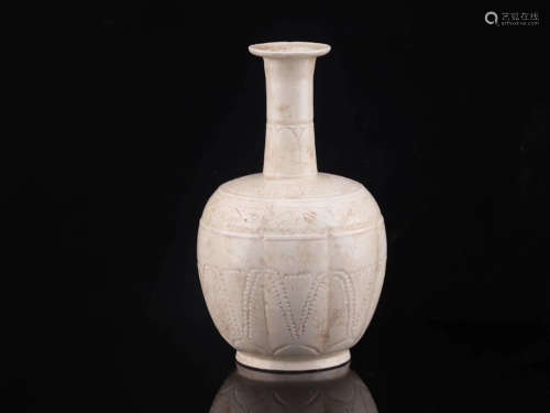 9-11TH CENTURY, A FLORAL PATTERN DING KILN PORCELAIN LONG NECK VASE, NORTHERN SONG DYNASTY