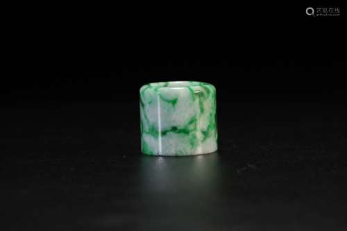 18-19TH CENTURY, A JADEITE THUMB RING, LATE QING DYNASTY