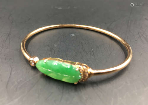 A LEAF SHAPED JADEITE BEAD ROSE-GOLD BANGLE