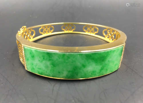 A FLAT JADEITE WITH K-GOLD METAL BANGLE