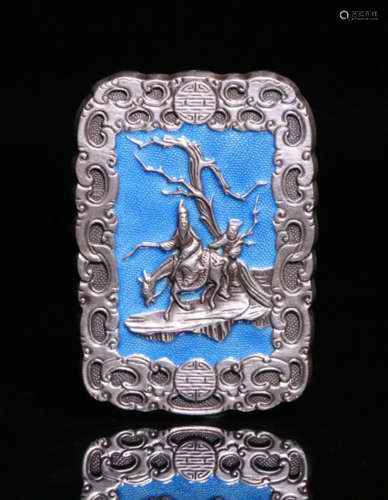 A SILVER CASTED BLUE CHARACTER PATTERN PENDANT