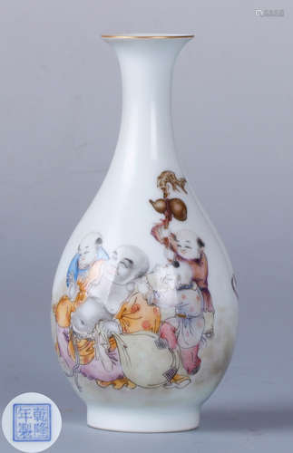 A FAMILLE ROSE FIGURE PATTERN PEAR SHAPED VASE